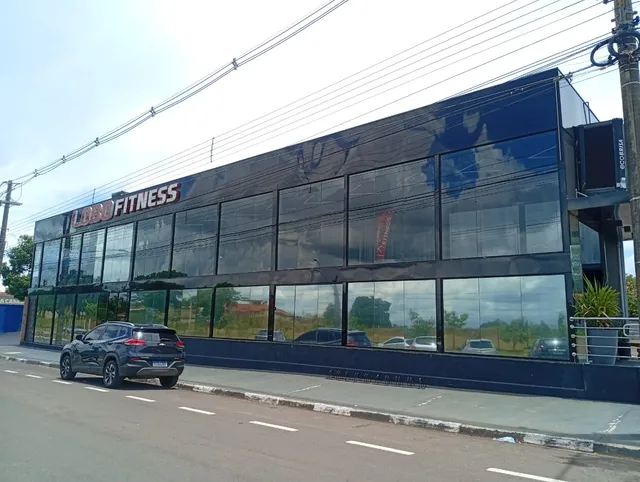 Insulfilm aplicado em fachada comercial — Lobo Fitness