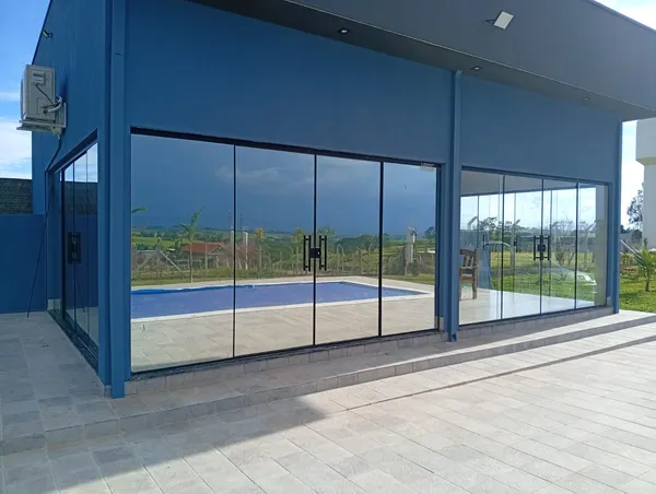 Insulfilm residencial aplicado em área de piscina com vidros panorâmicos